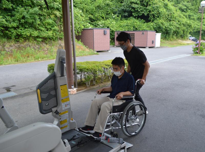 では、車椅子に乗って福祉車両に乗車体験です