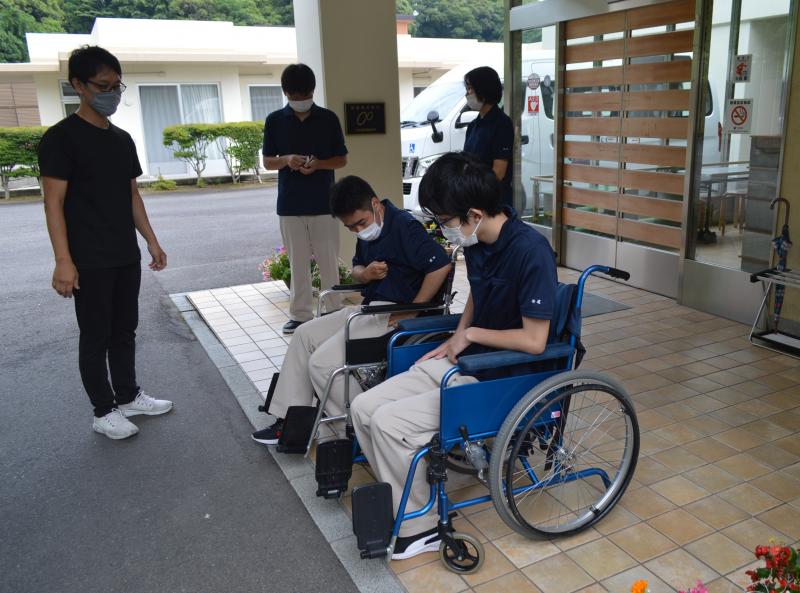 いろいろな車椅子があるけど、今日は2種類の車椅子を使用し乗車体験をします