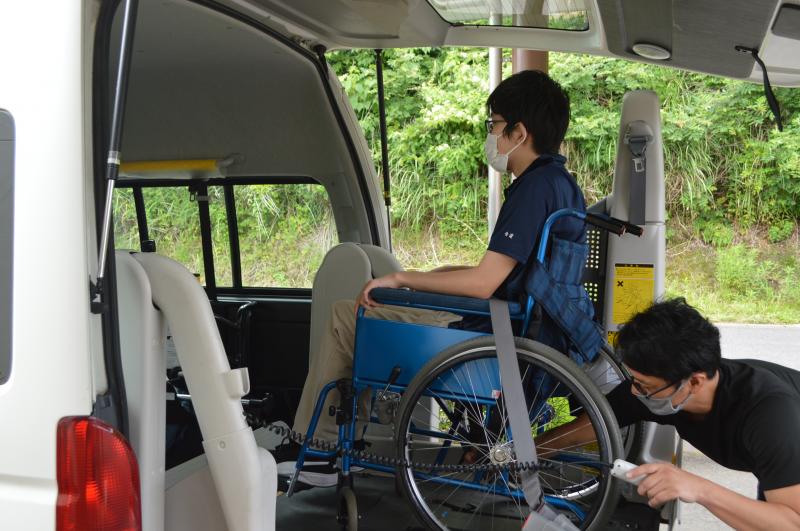 フックやワイヤーで車椅子をしっかり固定しますね。安心してください。