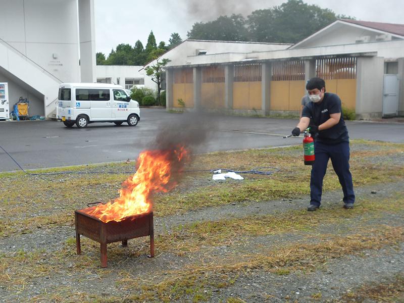 安全な距離を保って消火開始