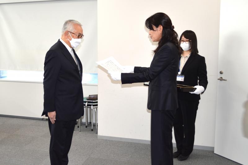 伝達式の様子　　茨城県市村福祉部長から松下施設長へ