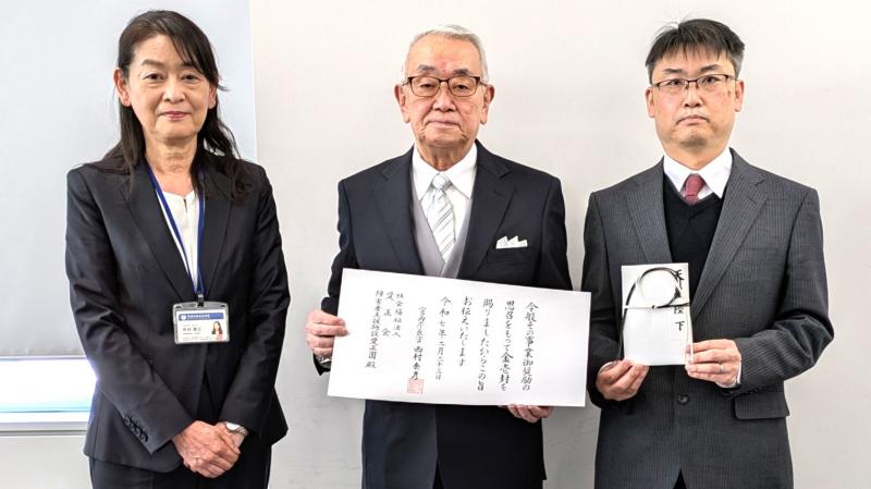 茨城県市村福祉部長　松下施設長　髙橋生活支援課長で記念撮影
