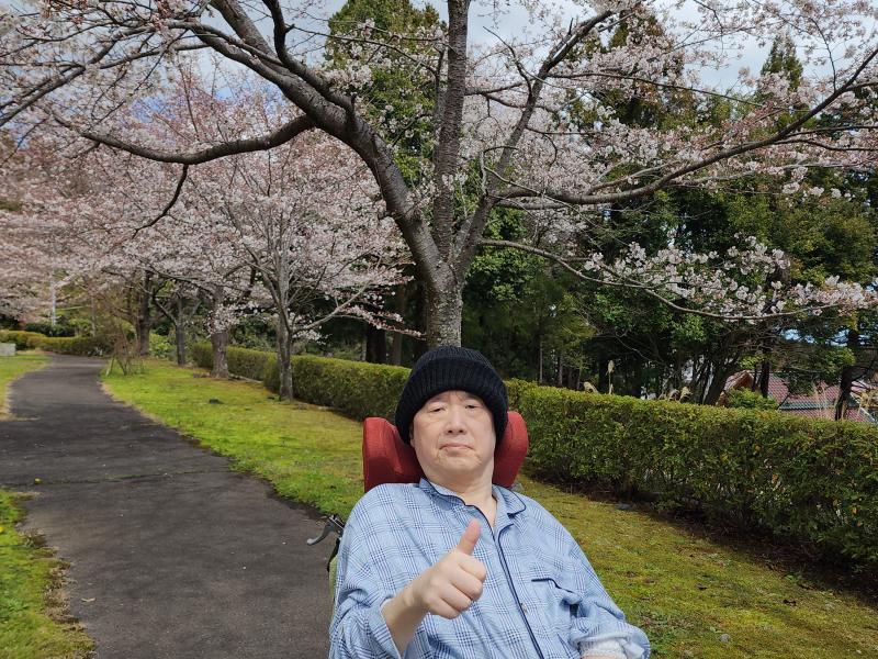 桜をバックにグッドポーズ!
