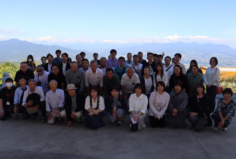 第1班の集合写真!お天気が良く群馬の山並みが良く見えました!!