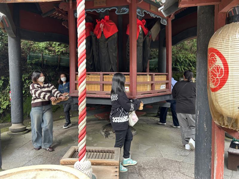 水沢観音にて・・・3周回すと願いごとが叶う??に参加者全員で回してみました。