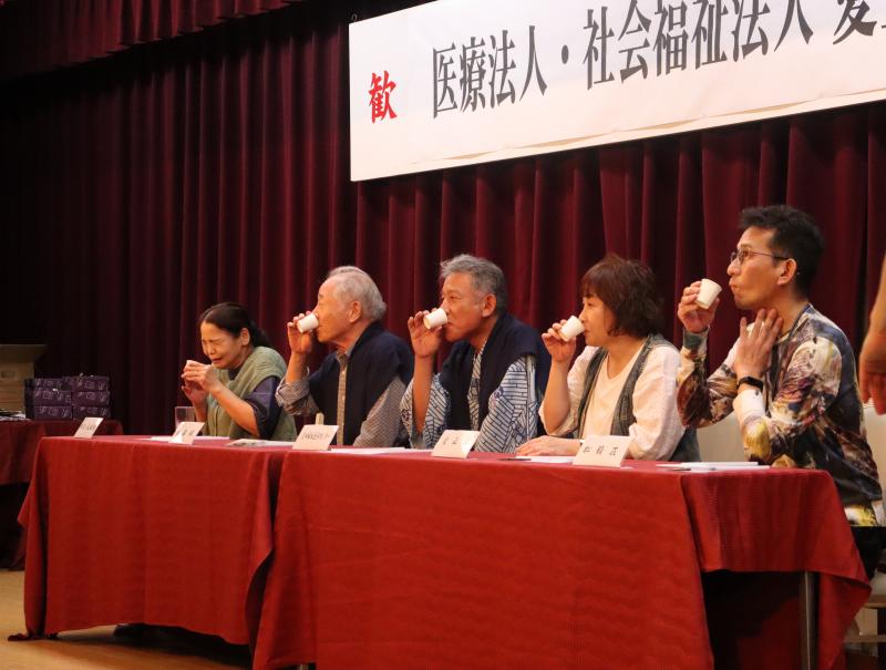 余興の利き酒に金川施設長が参加!!結果は見事正解!!