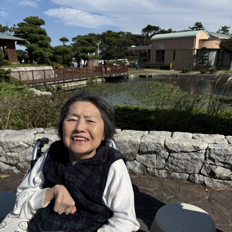 素敵な笑顔で鵜の岬をバックにパシャリ!