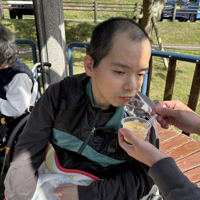 プリンをじっくり味わっています