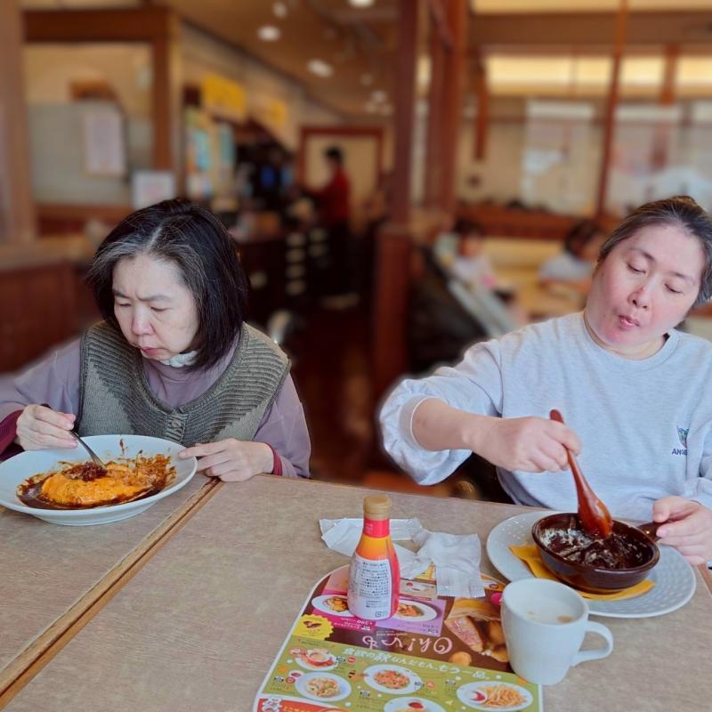 黙々と食べるお二人