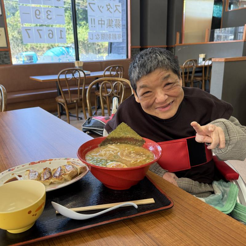 こちらもラーメンと一緒にピースでパシャリ！