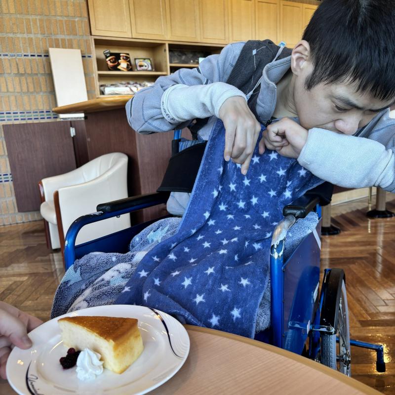 おやつタイムです(チーズケーキを注文したよ )