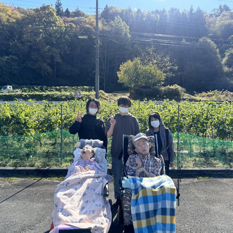 ほおずきをバックに記念撮影