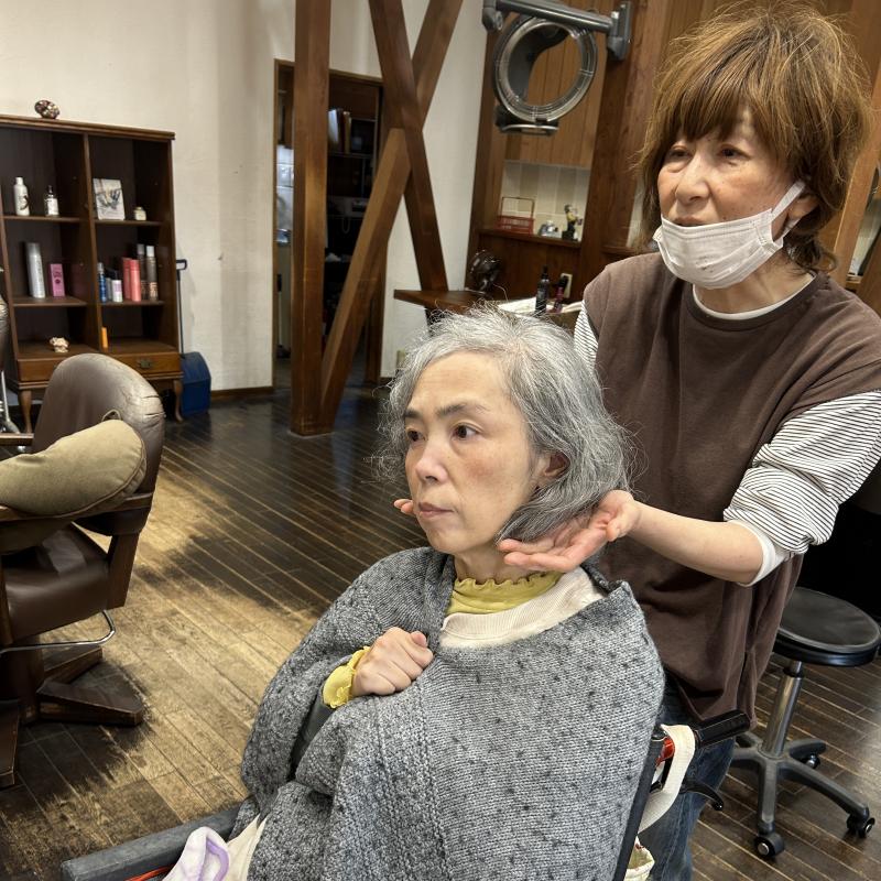 カットとカラーをしていきますね～