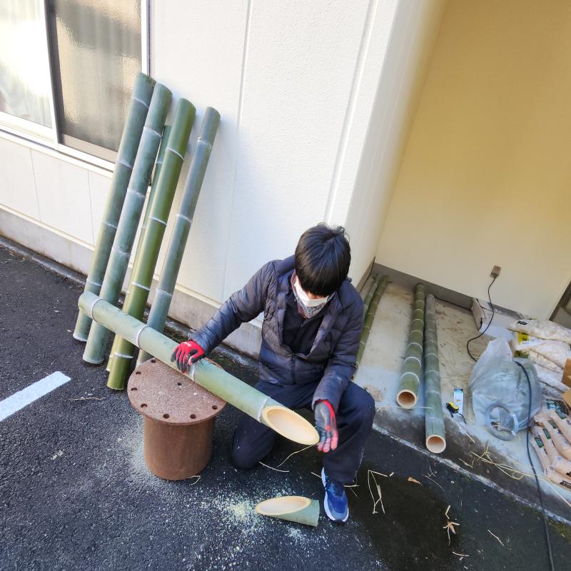 竹を斜めにカット！！（とっても緊張する瞬間です）