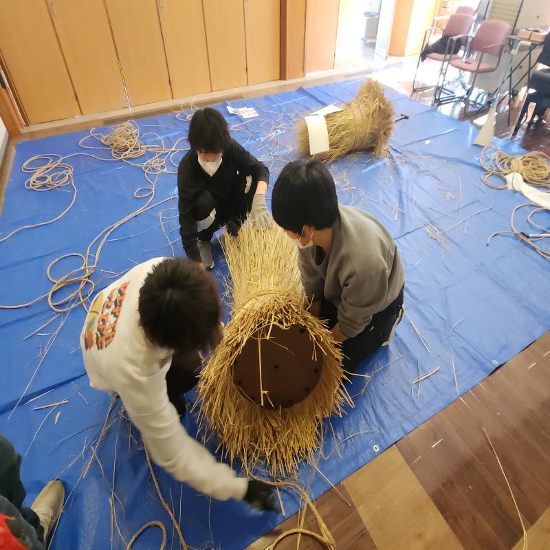 土台に藁を巻いていきます