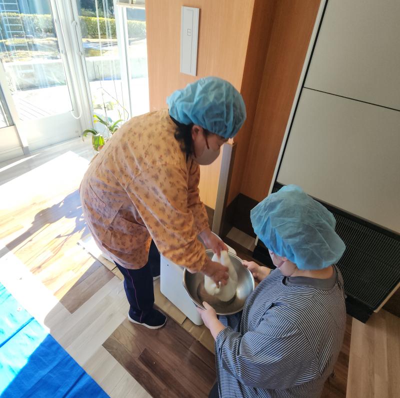 つきあがった餅を上げてていきます