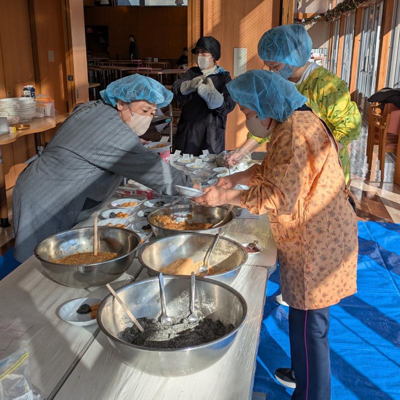 食べやすい大きさに分けていきます