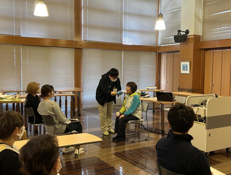 正しい姿勢で食べていただきます