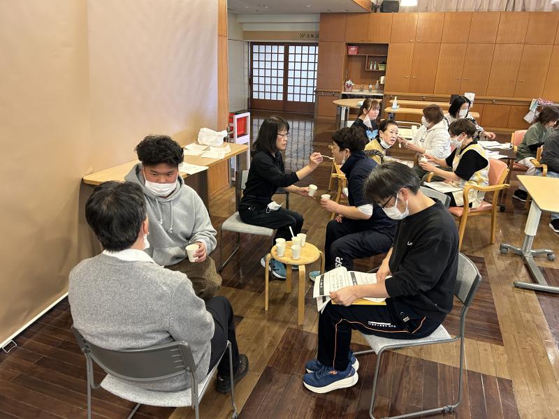 次はゼリーを口に含んだまま水を飲んでみましょう。