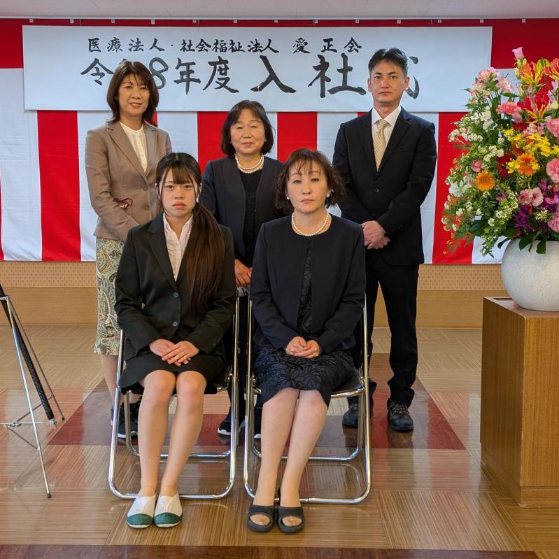 金川施設長、新入職員、永年勤続表彰者で記念撮影