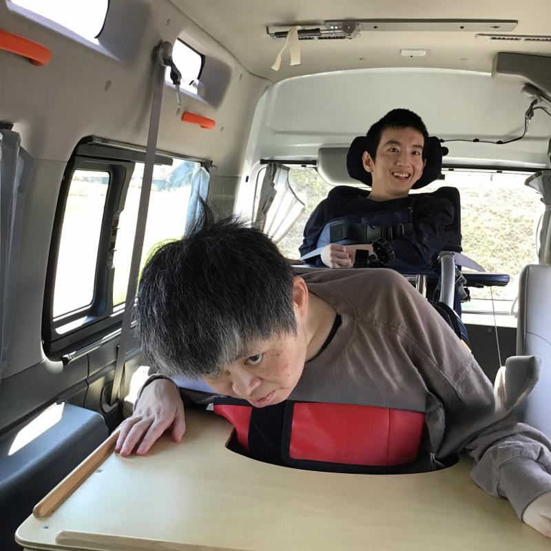 車内では、少し緊張しています