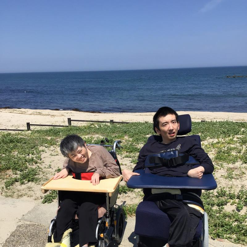 海をバックに記念撮影！