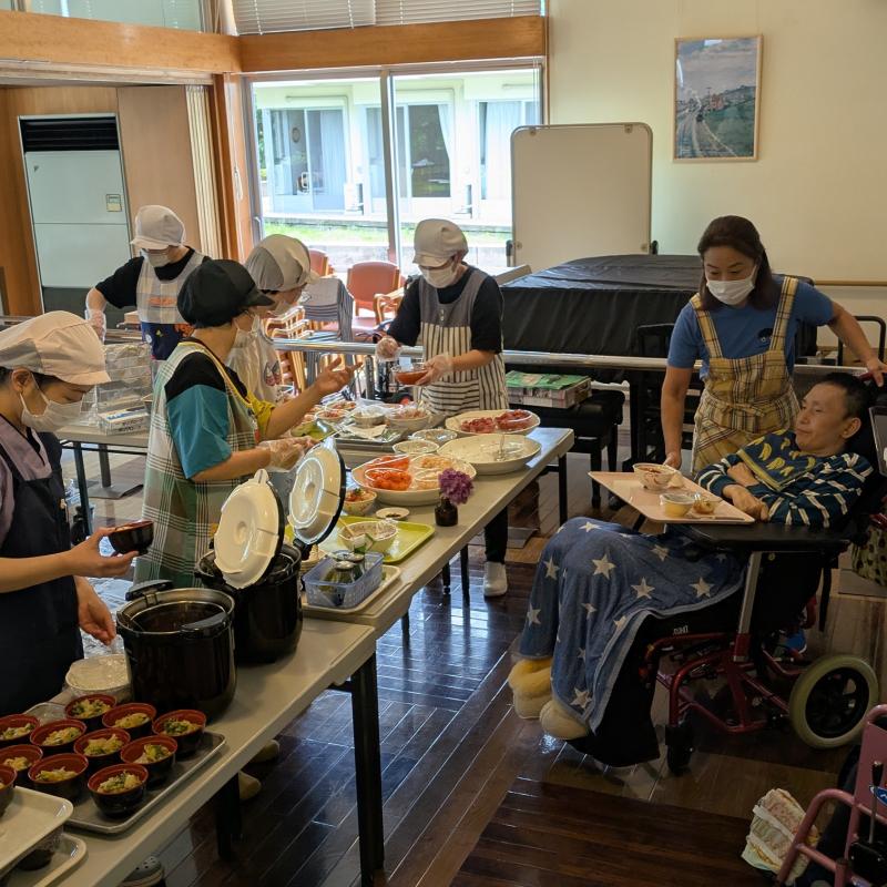 お楽しみバイキングを開催しました(お食事の様子)
