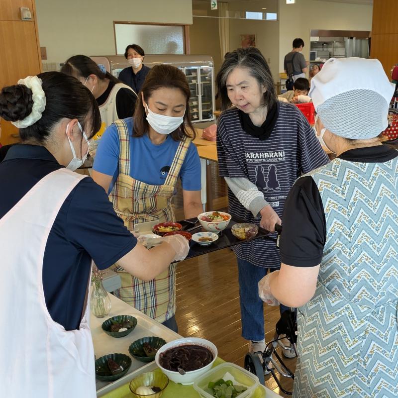 お楽しみバイキングを開催しました(お食事の様子)