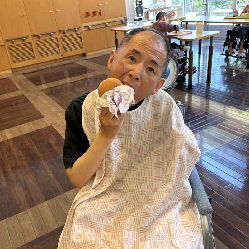 ハンバーガーを「ガブッ!」
