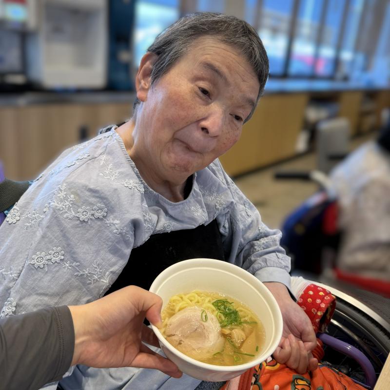 ラーメンが運ばれてくると思わず笑顔に
