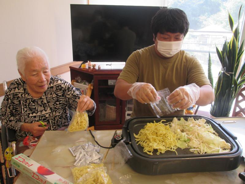 焼きそば担当はベテランマッチョ💔