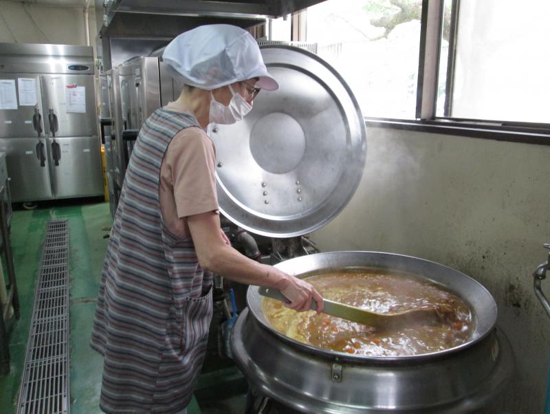 ベテラン調理師さんが煮込みます