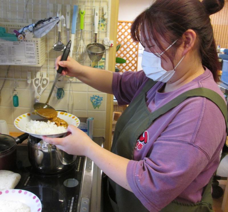 鍋に入れてユニットに運び再加熱してから盛り付けます