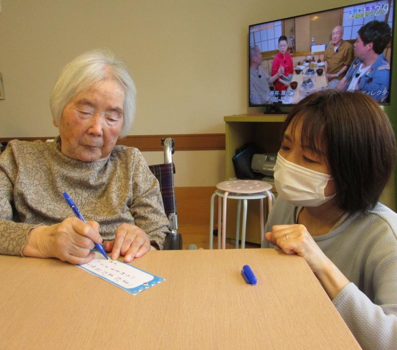 「文字がうまく書けなくなっちゃったの！」『いえいえ、上手に書けてますよ！』