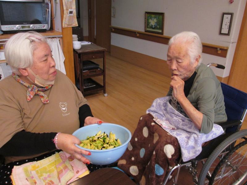 「ちょっと味見してくれる？」「どれ？うん、いい味だね！」