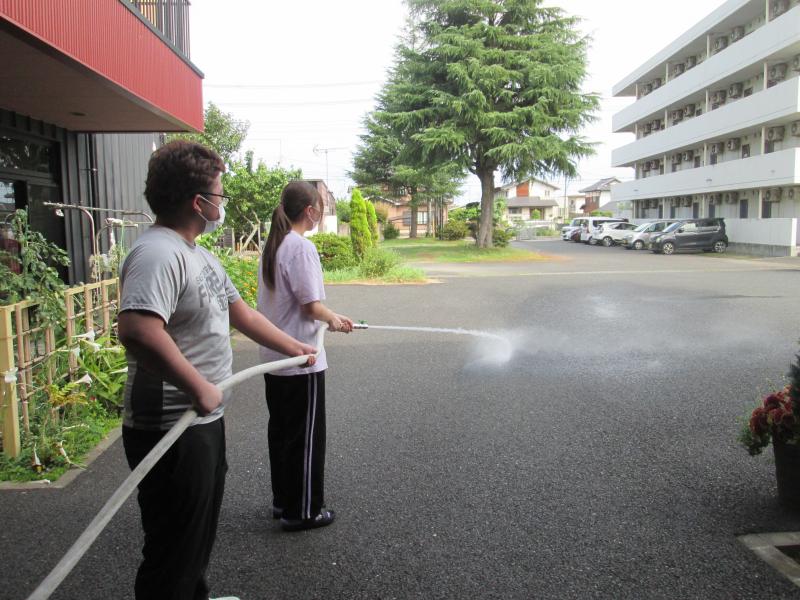 ②駐車スペースに放水（経験２年目）