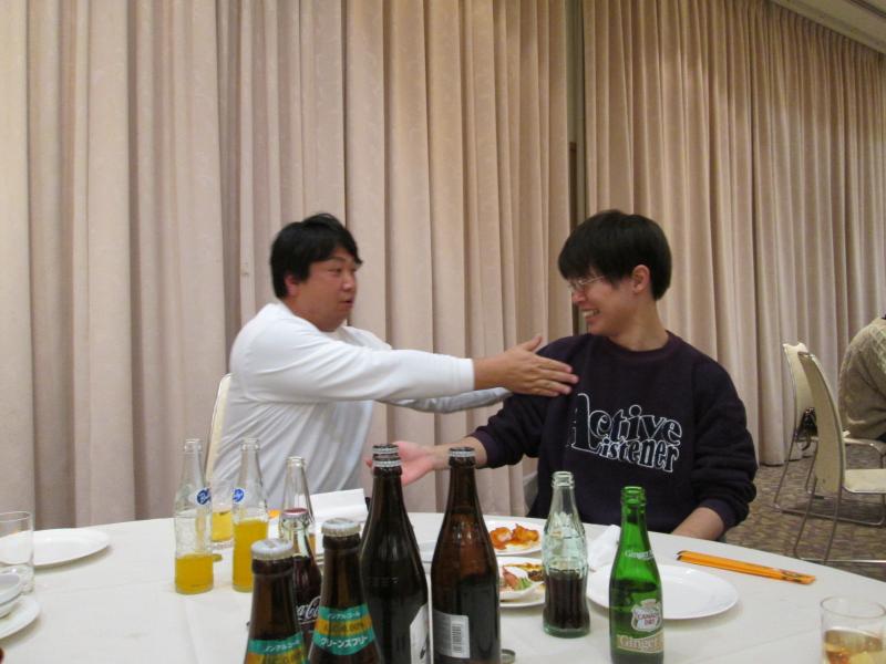 胸板の厚みを比べる生活支援課長と管理栄養士(笑)
