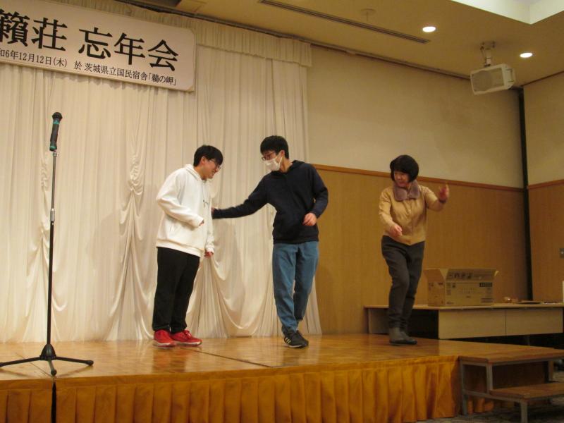 応援隊の3人組は、ステージでダンス🤗