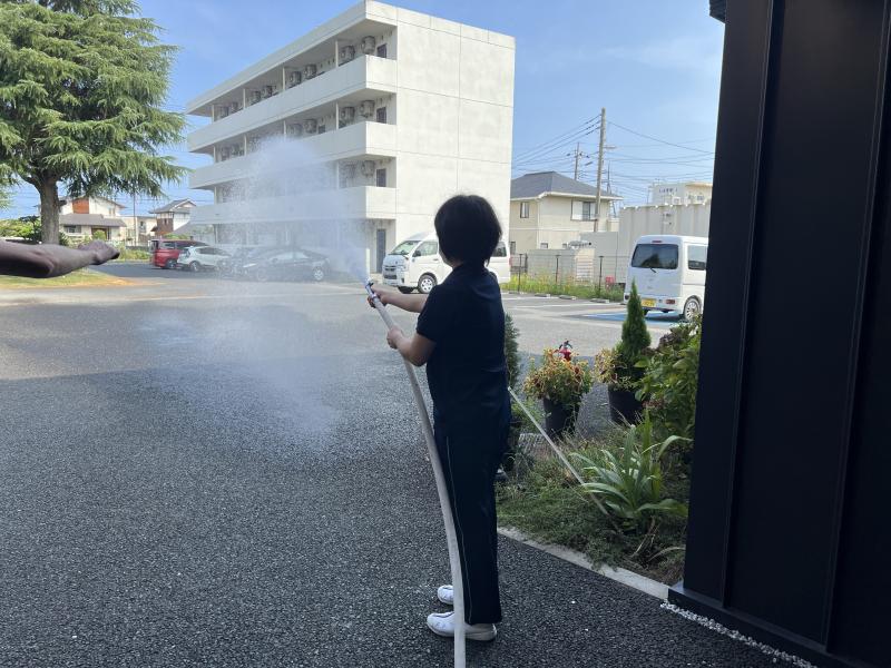 水勢に負けないようしっかり放水