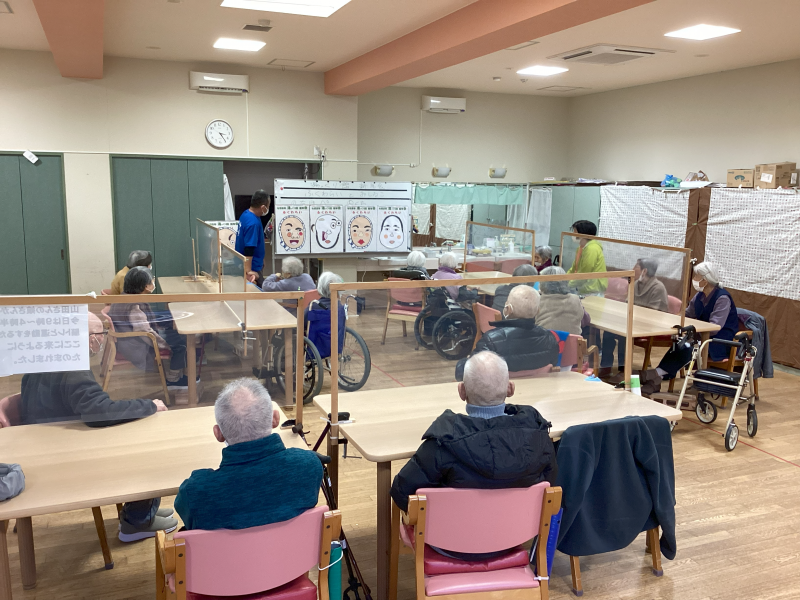 『デイ新年会～福笑いとお汁粉～』